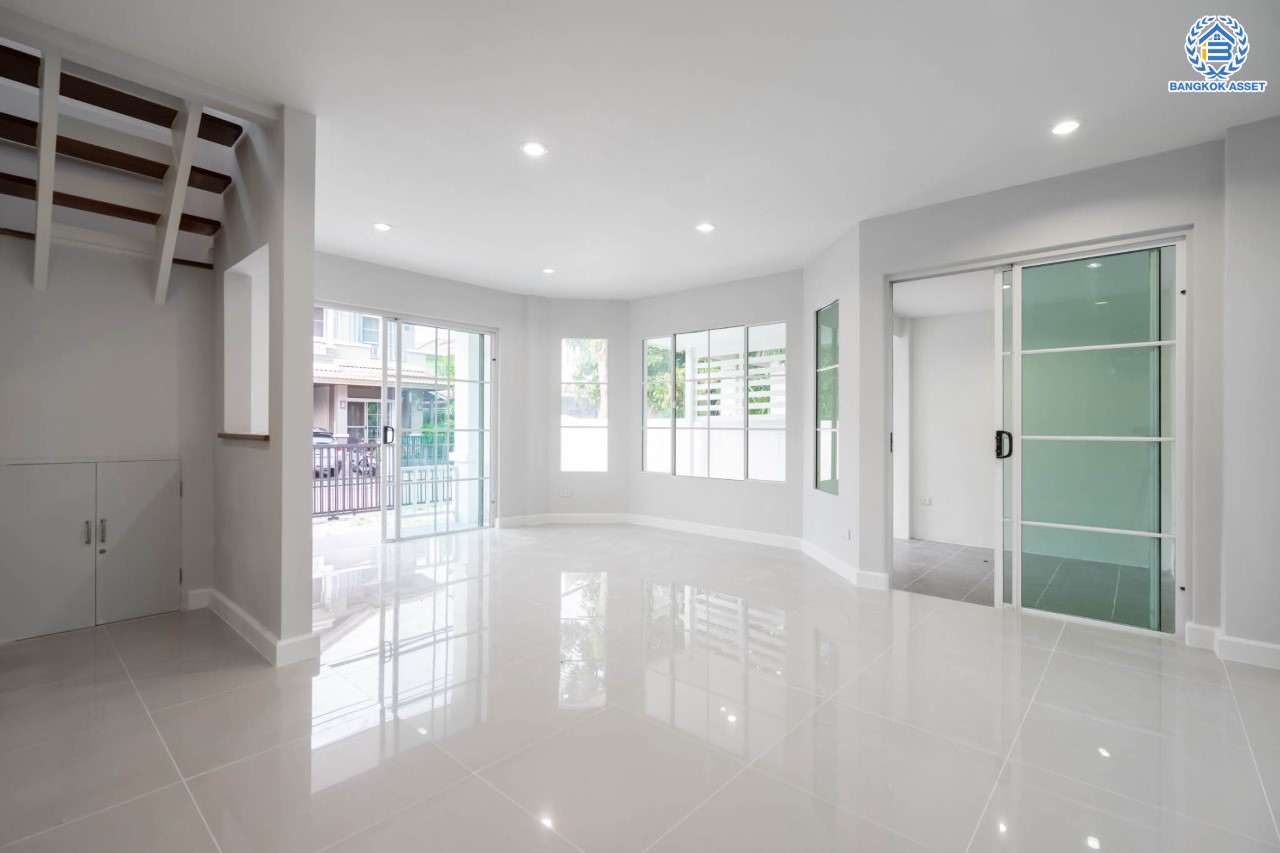 บ้านมือสองตกแต่งใหม่ แบรนด์ LH ม.ชลลดา บางใหญ่-เซ็นทรัลเวสต์เกต หลังใหญ่ เนื้อที่ 52.5 ตร.ว. ฟังก์ชัน 5 ห้องนอน (มีห้องนอนชั้นล่าง 2 ห้อง) 2 ห้องน้ำ 2 ที่จอดรถ Facilities ครบครัน บนทำเลเดินทางสะดวก เชื่อมต่อถ.กาญจนาภิเษก และเพียง 10 นาทีถึงรถไฟฟ้า "สถานีคลองบางไผ่"